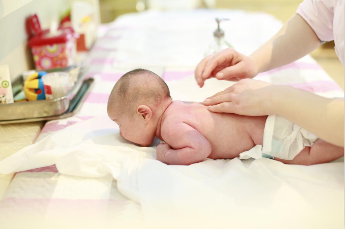 婴儿腹部按摩手法（新生儿抚触手法详细图解及注意事项）-幼儿百科-魔术铺